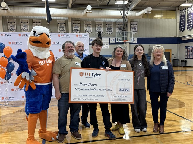 UT Tyler surprises 20 East Texas seniors with honors scholarship